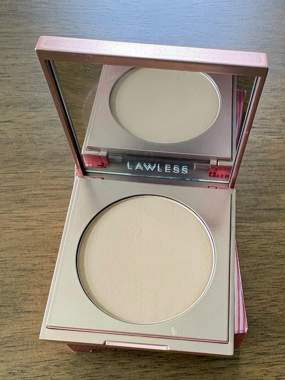 NWT LAWLESS Skin-Smoothing Perfecting Powder Foundation MED-LIGHT at HALF OFF - Picture 2 of 7